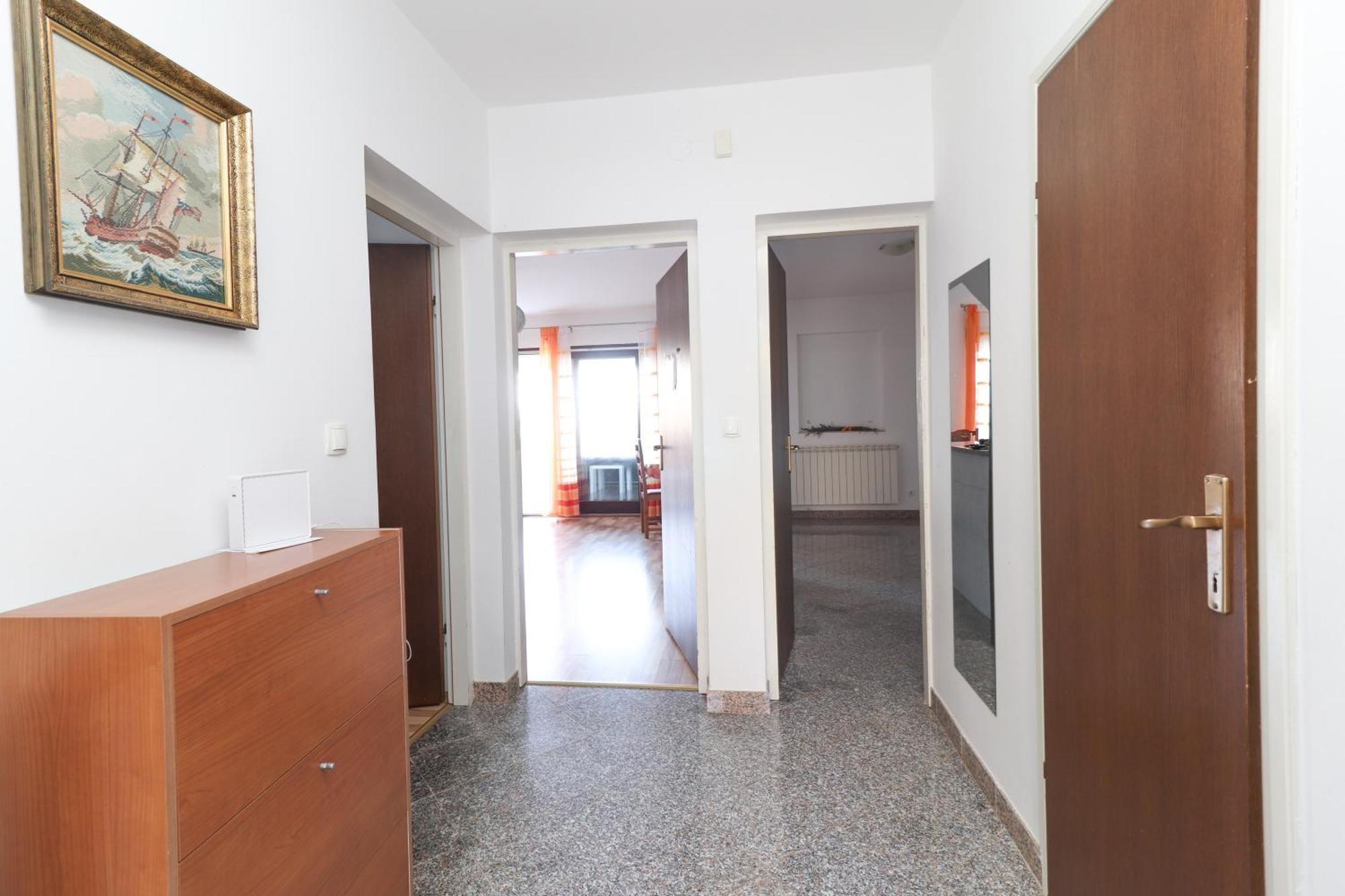 Luka Apartment *